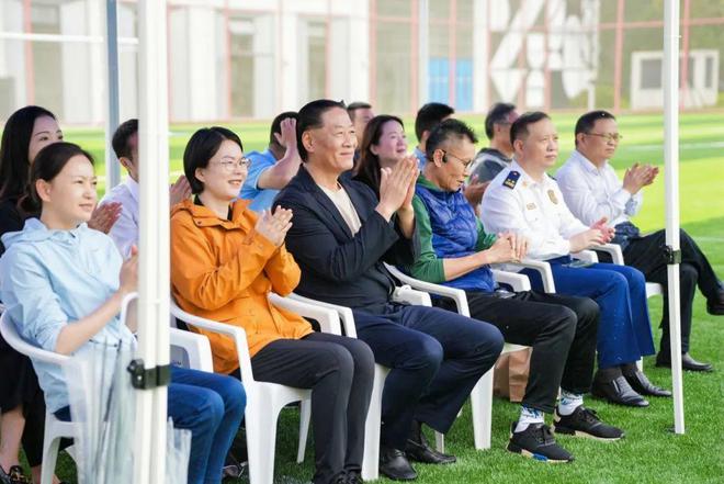 YY易游体育：大零号湾科创运动汇启幕2024年闵行区“全民健身与奥同行”足球赛激情开赛！(图2)