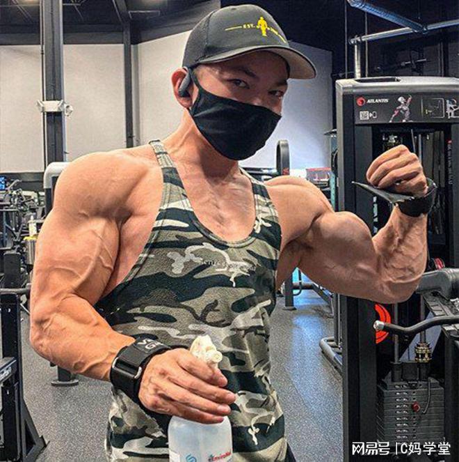 12岁男孩坚持健身5年变身肌肉男受人追捧为何却成了负面案例(图10)