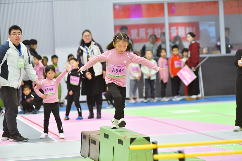 YY易游：2024“春城体育节”幼儿体育嘉年华在昆明举行小运动员展风采(图2)