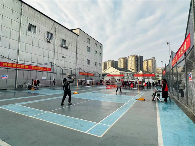 全民健身“动”起来！成都彭州市民乒羽赛场迎新年(图2)