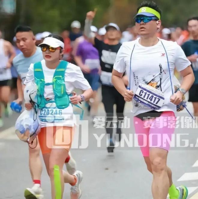 马拉松夫妻后续：能量胶已吃完还偷了零食水果曝从小爱占便宜(图4)