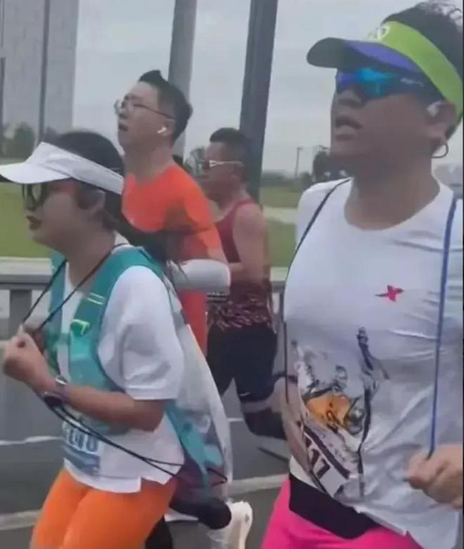 马拉松夫妻后续：能量胶已吃完还偷了零食水果曝从小爱占便宜(图10)