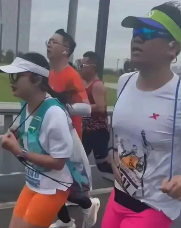 马拉松夫妻后续：能量胶已吃完还偷了零食水果曝从小爱占便宜(图17)