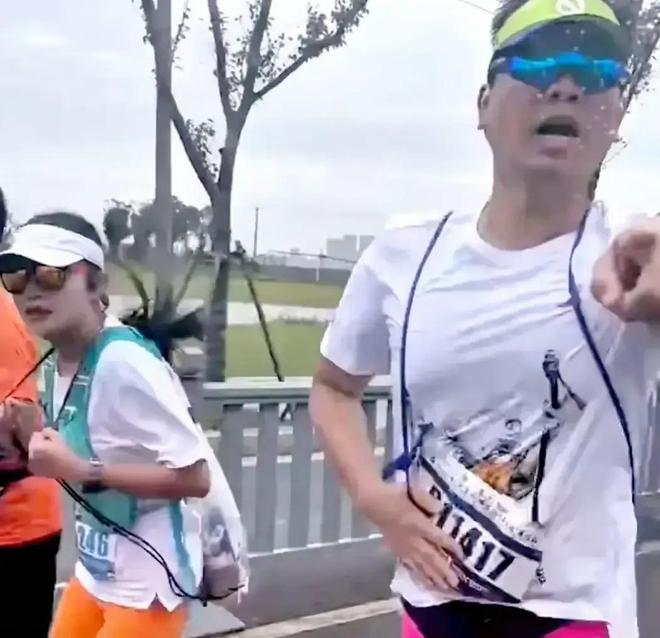 马拉松夫妻后续：能量胶已吃完还偷了零食水果曝从小爱占便宜(图27)