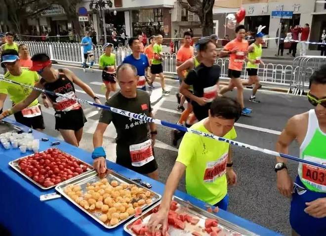 马拉松夫妻后续：能量胶已吃完还偷了零食水果曝从小爱占便宜(图30)
