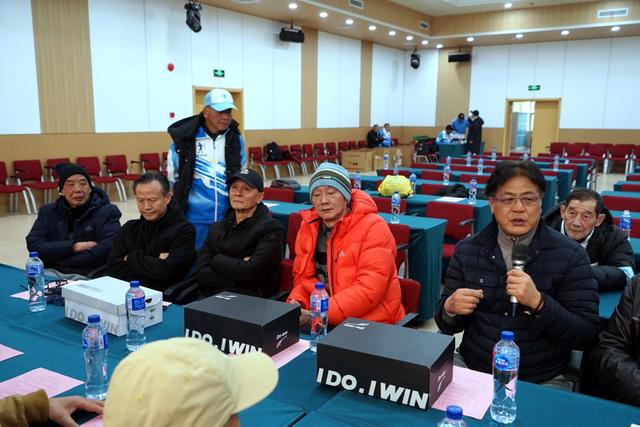 YY易游：健步足球助力申城老年体育发展老爷叔们还收到专业球鞋装备研发的喜讯(图9)
