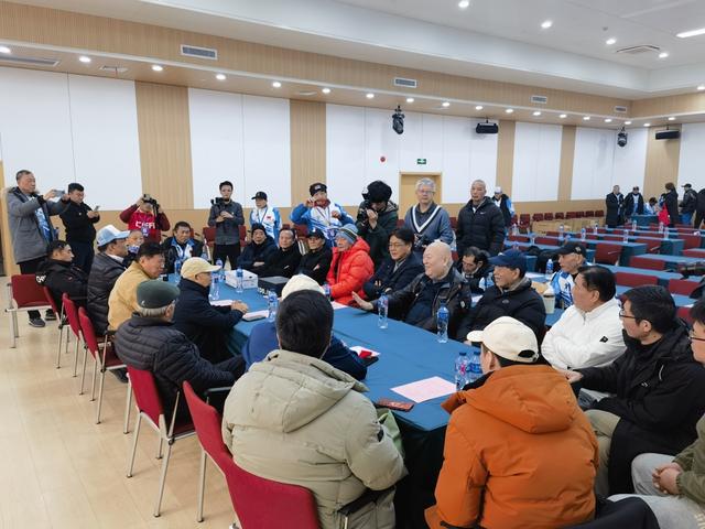 YY易游：健步足球助力申城老年体育发展老爷叔们还收到专业球鞋装备研发的喜讯(图8)