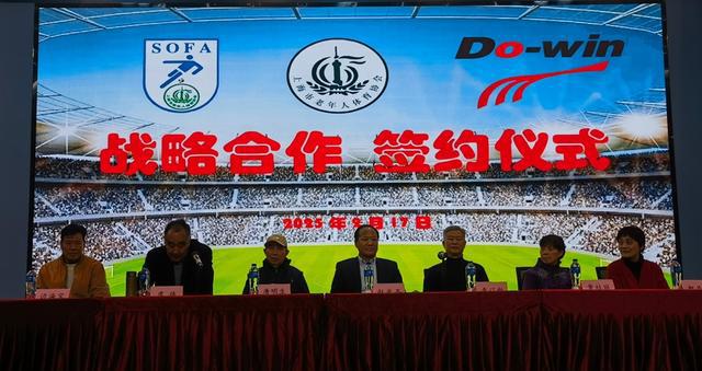 YY易游：健步足球助力申城老年体育发展老爷叔们还收到专业球鞋装备研发的喜讯