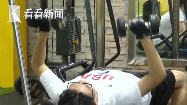 YY易游体育：举重运动员被杠铃压颈身亡如何科学举铁？(图2)