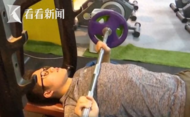 YY易游体育：举重运动员被杠铃压颈身亡如何科学举铁？
