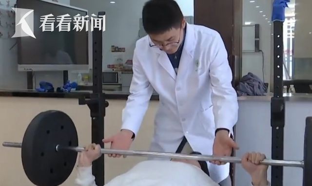 YY易游体育：举重运动员被杠铃压颈身亡如何科学举铁？(图3)