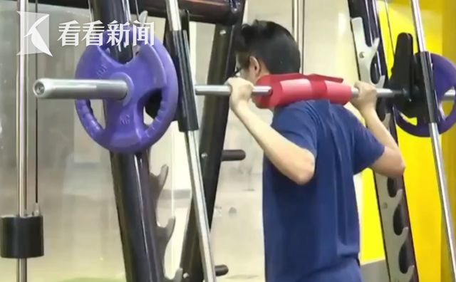 YY易游体育：举重运动员被杠铃压颈身亡如何科学举铁？(图4)
