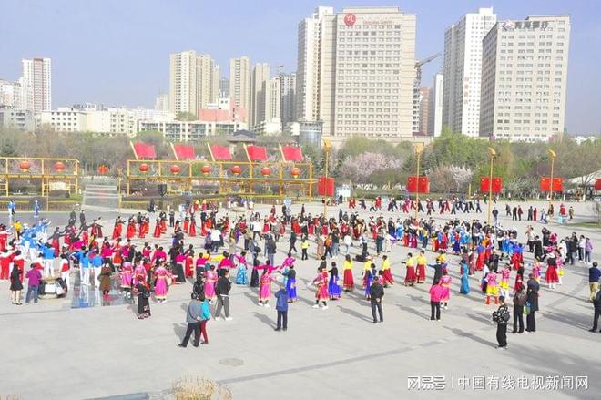 YY易游体育：高原丁香飘香夏都锅庄欢腾——西宁中心广场千人健身锅庄舞快闪活动活力上演(图3)