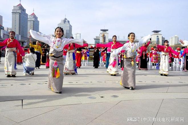 YY易游体育：高原丁香飘香夏都锅庄欢腾——西宁中心广场千人健身锅庄舞快闪活动活力上演