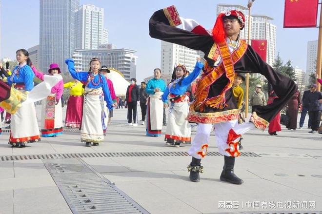 YY易游体育：高原丁香飘香夏都锅庄欢腾——西宁中心广场千人健身锅庄舞快闪活动活力上演(图2)