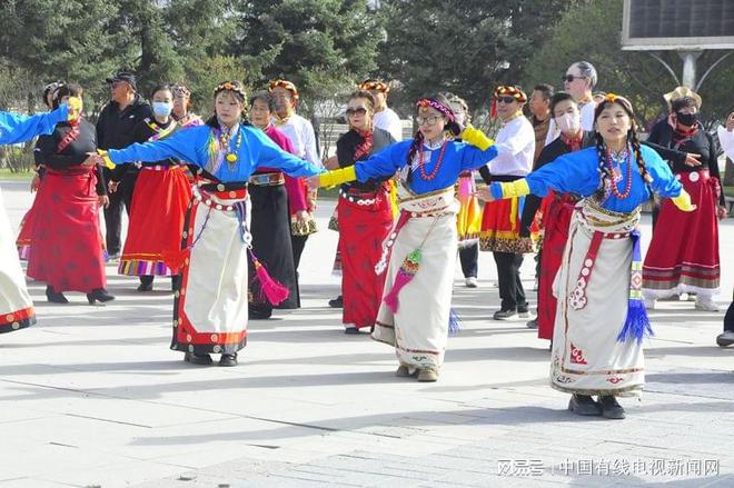 YY易游体育：高原丁香飘香夏都锅庄欢腾——西宁中心广场千人健身锅庄舞快闪活动活力上演(图5)