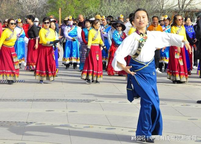 YY易游体育：高原丁香飘香夏都锅庄欢腾——西宁中心广场千人健身锅庄舞快闪活动活力上演(图4)