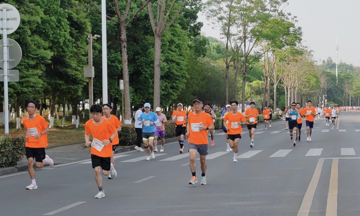 开跑！2025中国科技城·绵阳北川跑遍四季夏赛点燃全民健身热潮(图2)
