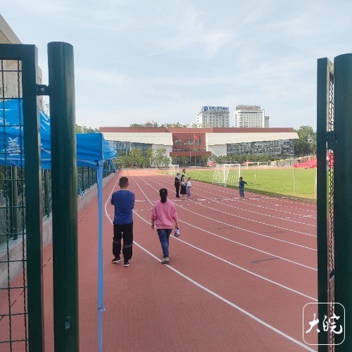 YY易游体育：合肥市全民健身中心试运营首日：田径场上开运动会羽毛球馆被订空(图3)
