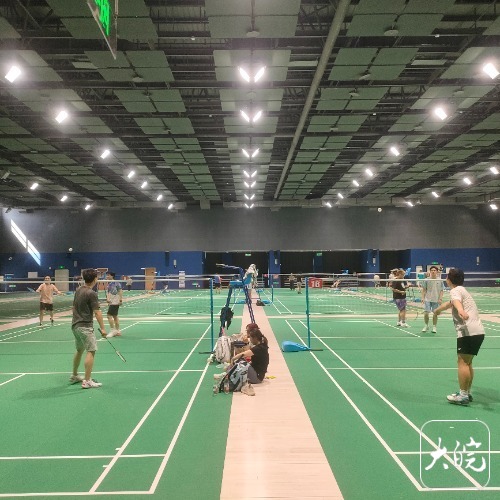 YY易游体育：合肥市全民健身中心试运营首日：田径场上开运动会羽毛球馆被订空(图5)