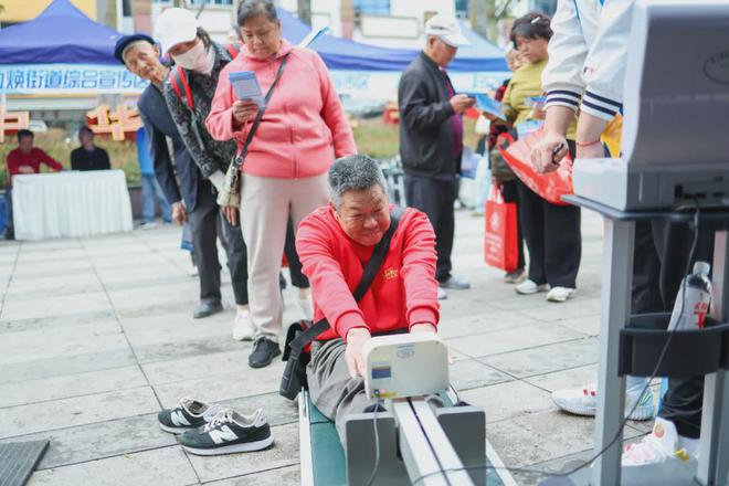 YY易游体育：全民健身志愿服务科学健身指导服务走基层系列活动（芒市站）举行(图4)