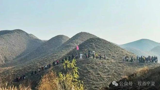YY易游：2025年全国群众登山健身大会暨第十届宁夏吴忠牛首山登山徒步大会燃情开启！(图2)