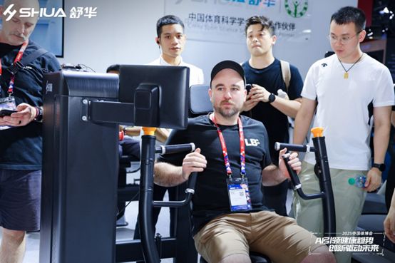 创新引领畅销全球——舒华体育AI矩阵新品闪耀2025中国体博会(图6)