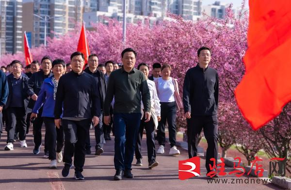 西平县举行2025年“移风易俗树新风全民健身享健康”万步有约全民健身健步走活动(图3)