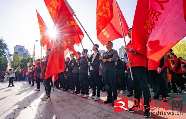 西平县举行2025年“移风易俗树新风全民健身享健康”万步有约全民健身健步走活动(图2)