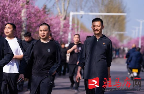 西平县举行2025年“移风易俗树新风全民健身享健康”万步有约全民健身健步走活动(图4)