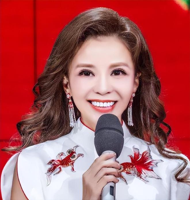 YY易游：央视主持人朱迅火了参加马拉松赛引发人们的关注和思考(图2)