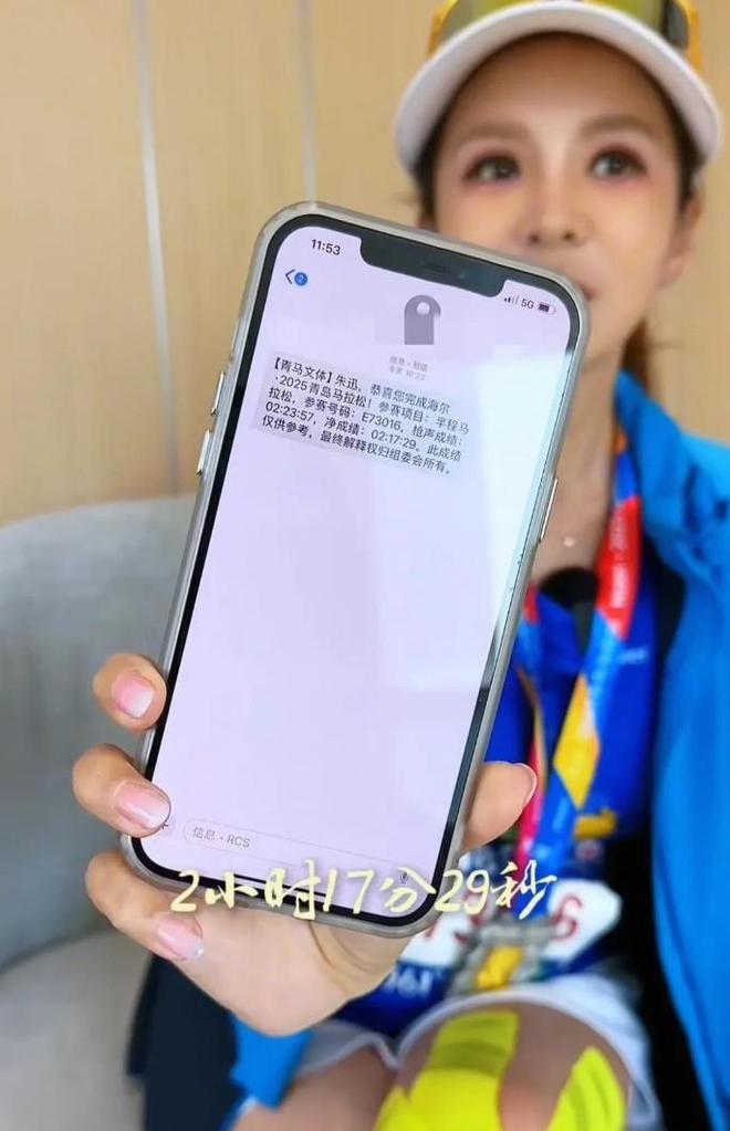YY易游：央视主持人朱迅火了参加马拉松赛引发人们的关注和思考(图4)
