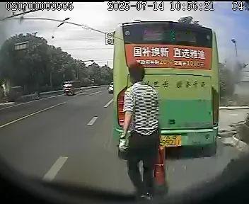 滕州：偶遇突发火情三名公交驾驶员接力救援！(图1)