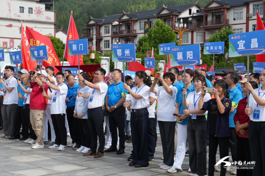 建始：老人齐聚科学健走嗨出健康新节奏(图3)