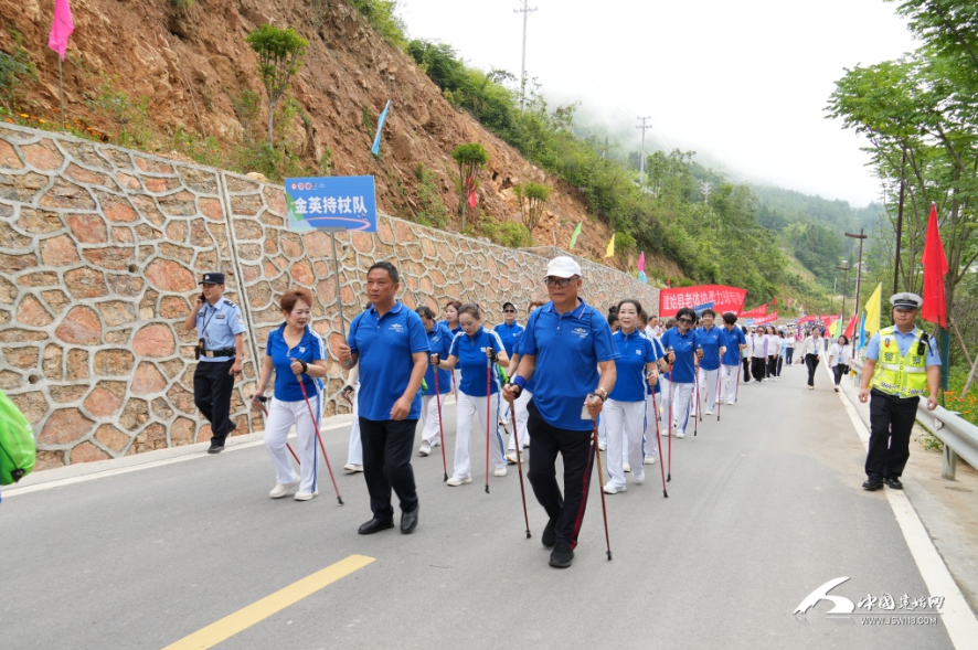 建始：老人齐聚科学健走嗨出健康新节奏(图4)