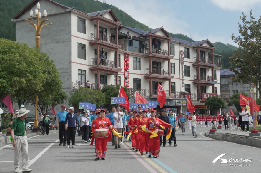 建始：老人齐聚科学健走嗨出健康新节奏(图6)