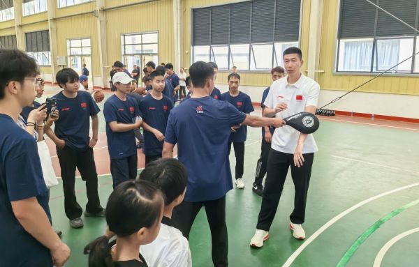 YY易游体育：全民健身日和奥运冠军们一起运动起来(图4)