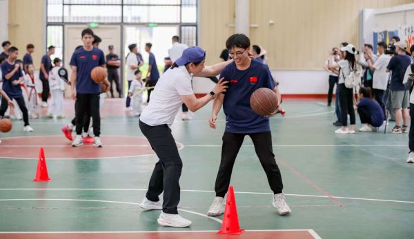YY易游体育：全民健身日和奥运冠军们一起运动起来(图3)