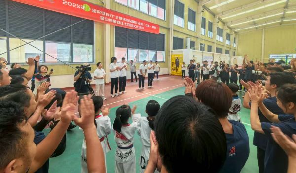 YY易游体育：全民健身日和奥运冠军们一起运动起来(图2)