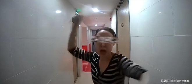 YY易游：监控曝光后砍门怪邻事件当事人发声介入调查或追责原房东(图1)