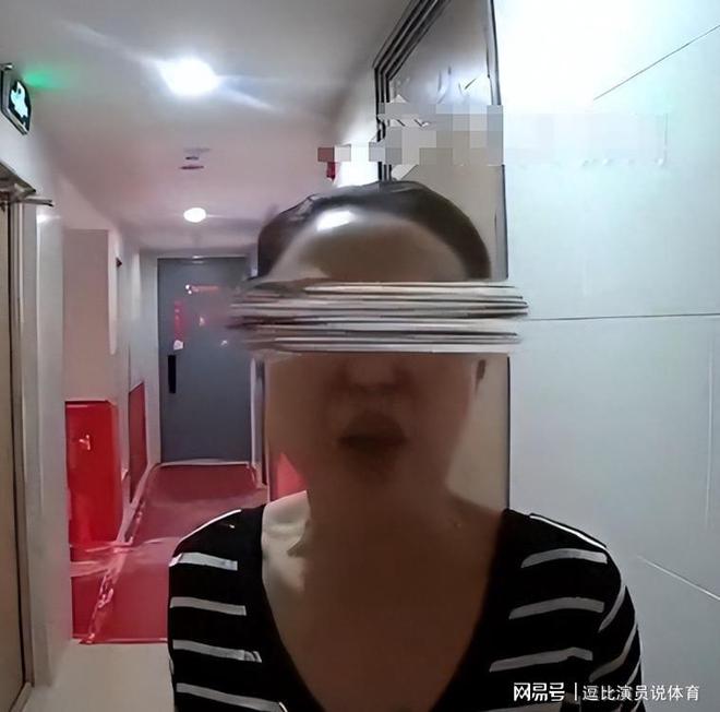 YY易游：监控曝光后砍门怪邻事件当事人发声介入调查或追责原房东(图5)