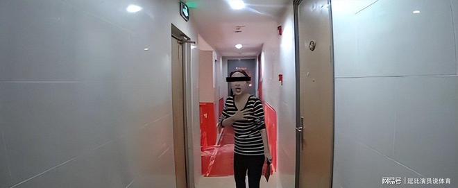 YY易游：监控曝光后砍门怪邻事件当事人发声介入调查或追责原房东(图10)
