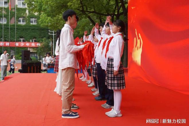 YY易游体育：南京市第五初级中学举行2025年青春仪式暨校园艺术节(图2)
