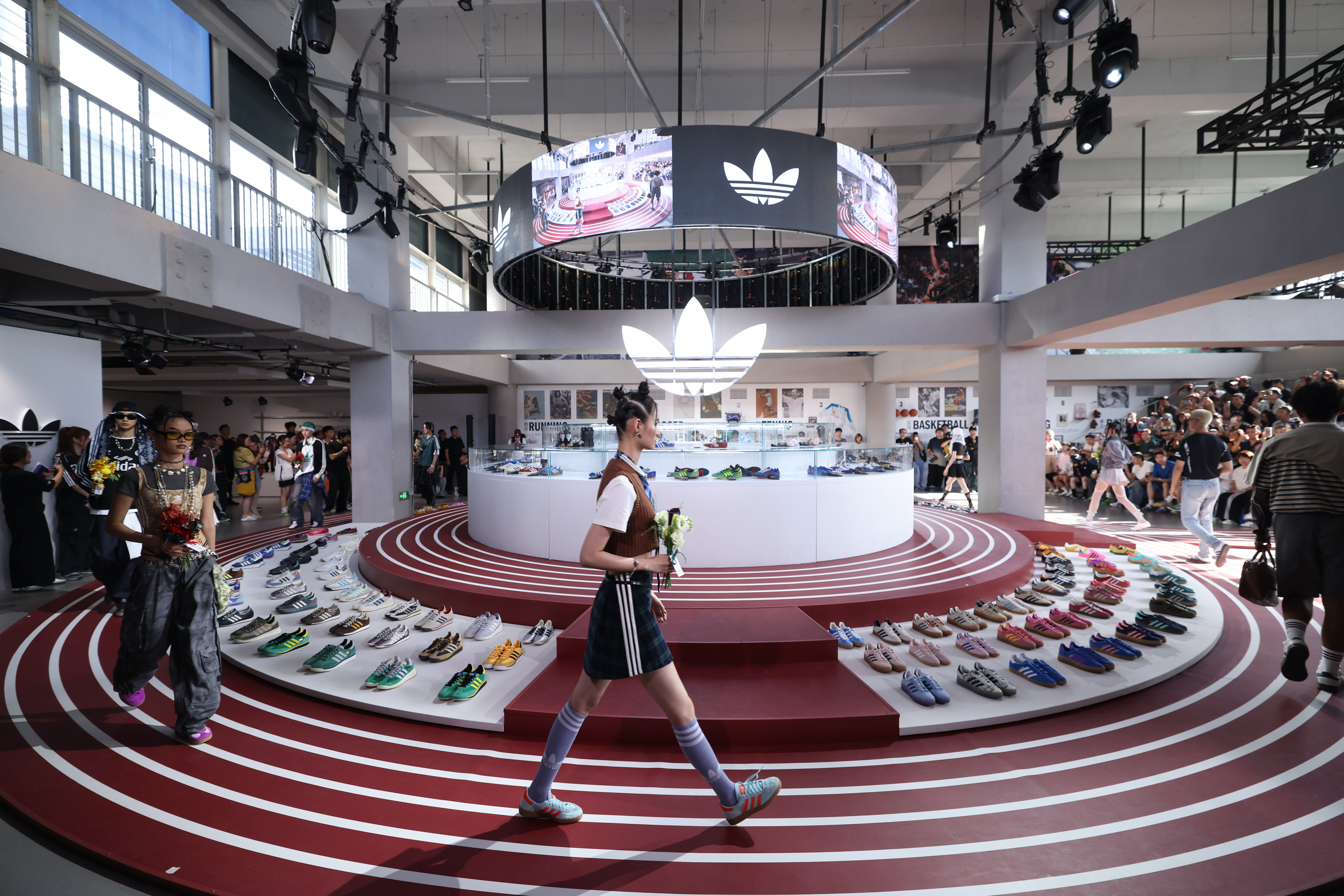 YY易游：请回答2024全球营收增长12%顶流“三条纹”归来(图4)