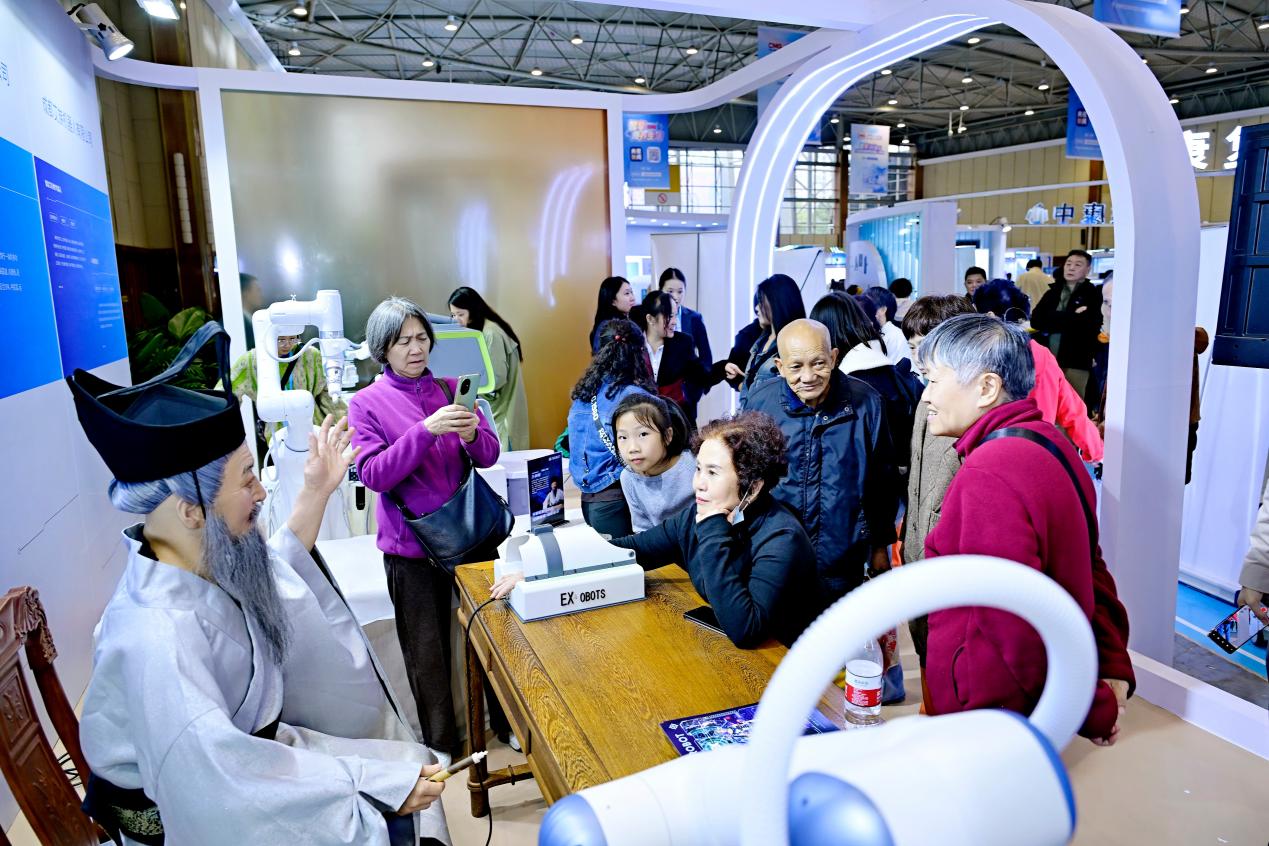 中央廣播電視總台“智享未來——保姆機器人大會”成都智慧康養機器人展演啟幕(图3)