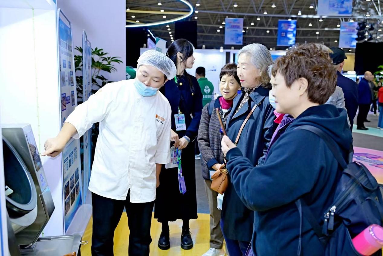 中央廣播電視總台“智享未來——保姆機器人大會”成都智慧康養機器人展演啟幕(图2)