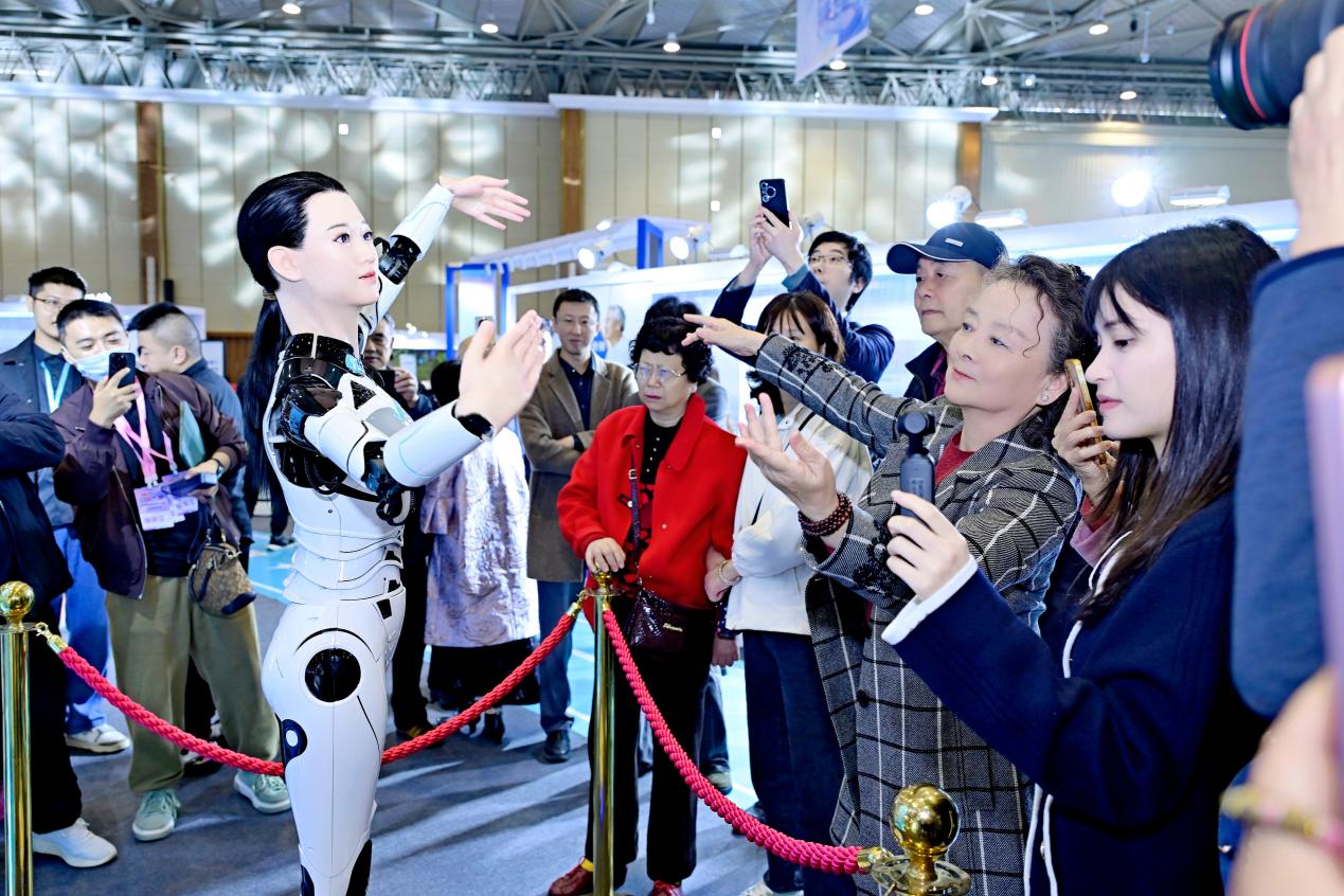 中央廣播電視總台“智享未來——保姆機器人大會”成都智慧康養機器人展演啟幕(图6)