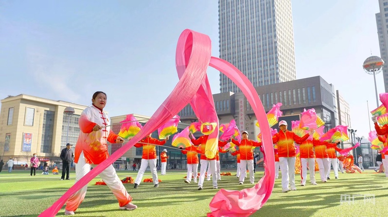 YY易游体育：青海全民健身示范引领活动：健身舞龙项目展演交流举行(图1)