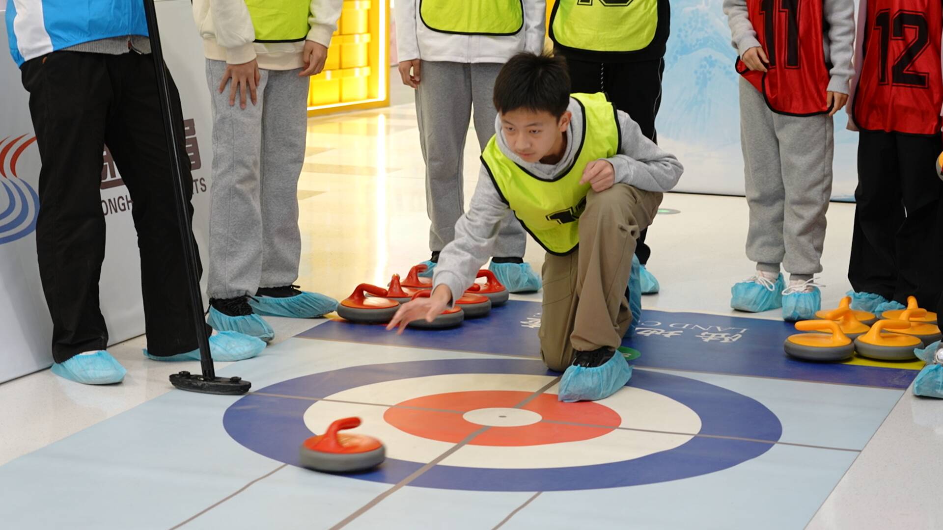 体育赛事进商圈青春力量绽锋芒丨槐荫区青少年代表队斩获市冬季全民健身运动会陆地冰壶冠军(图2)