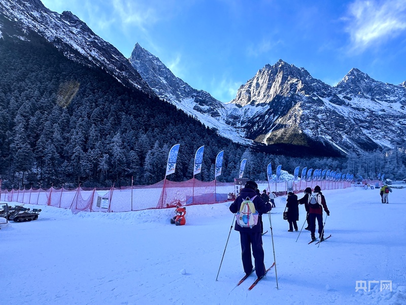 四川第八届全民健身冰雪季启幕：冰雪热潮全域联动预计带动超600万人次参与(图3)